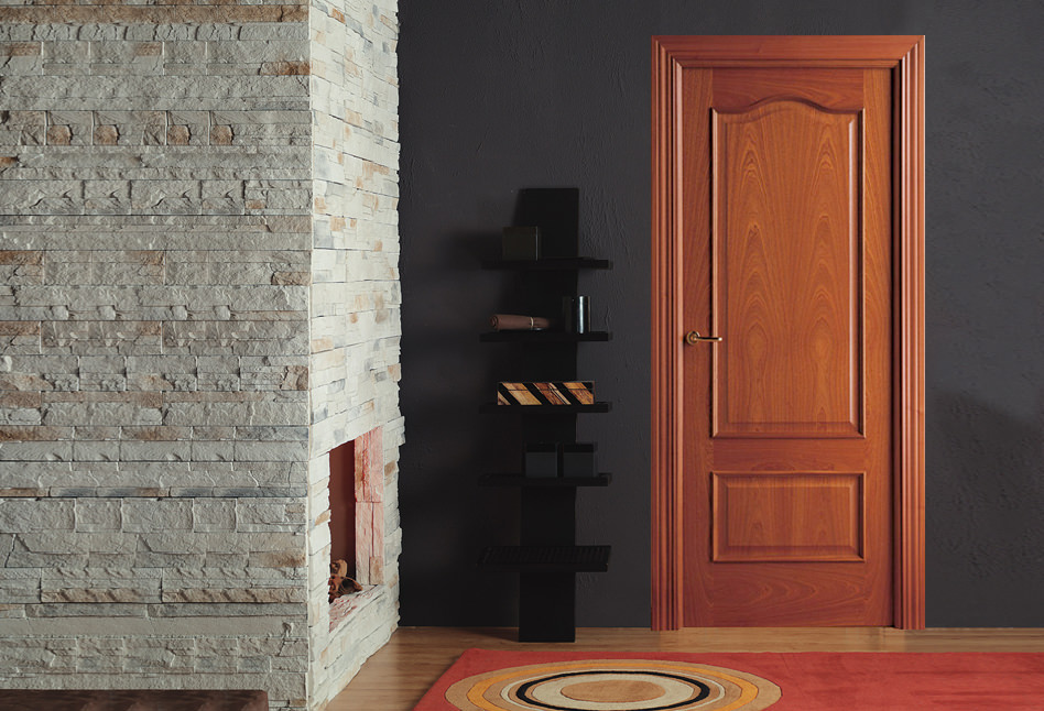Puerta interior clásica madera Plafonada, maciza Provenzal 6V, sapelly  natural. Castalla